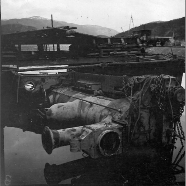 Lokomotiv og to fullastede vogner rullet av passasjerbryggen ved Gulsvik sommeren&nbsp;1909