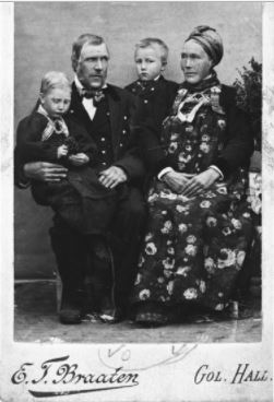 Familiegruppe.Torkjell Løyte Larsbråten og Kari Høgset med borna Knut og Gunhild Larsbråten. braaten