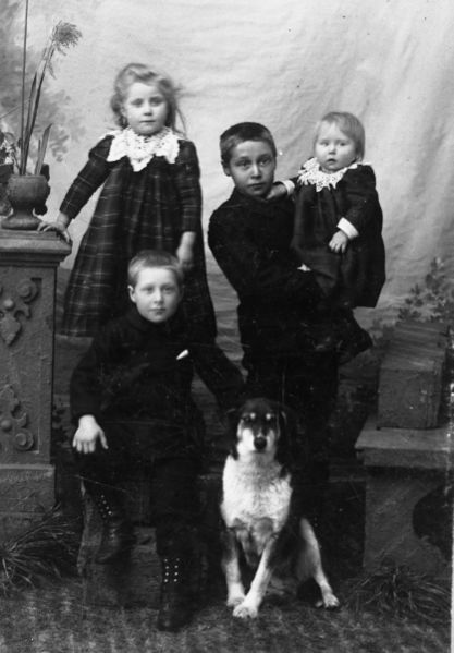 Framme med hund Per Braaten. Bak frå venstre Åsta E. Bergheim, Torkjel E. Bråten og vesle Hjørdis E. Bråten. Per og Hjørdis vart også fotografar.