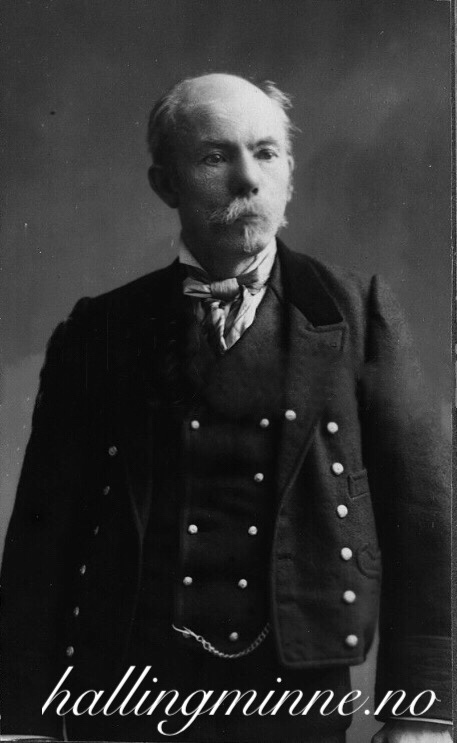 Arne Garborg i&nbsp;hallingkledu