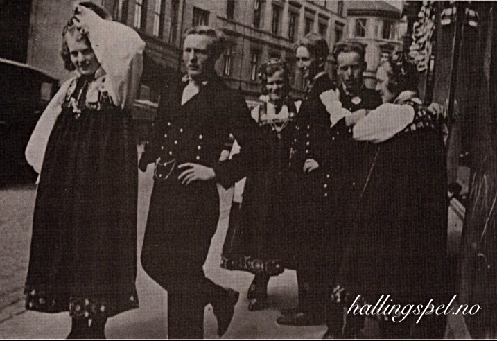 Dansere frå Ål under eit landsstemne i Oslo&nbsp;1932